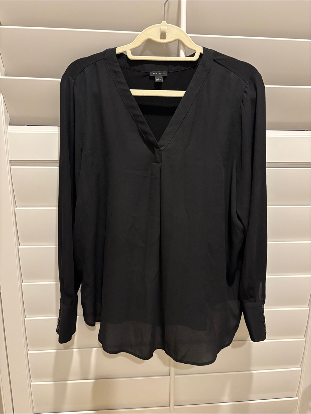Ann Taylor Black V-Neck Long Sleeve Blouse